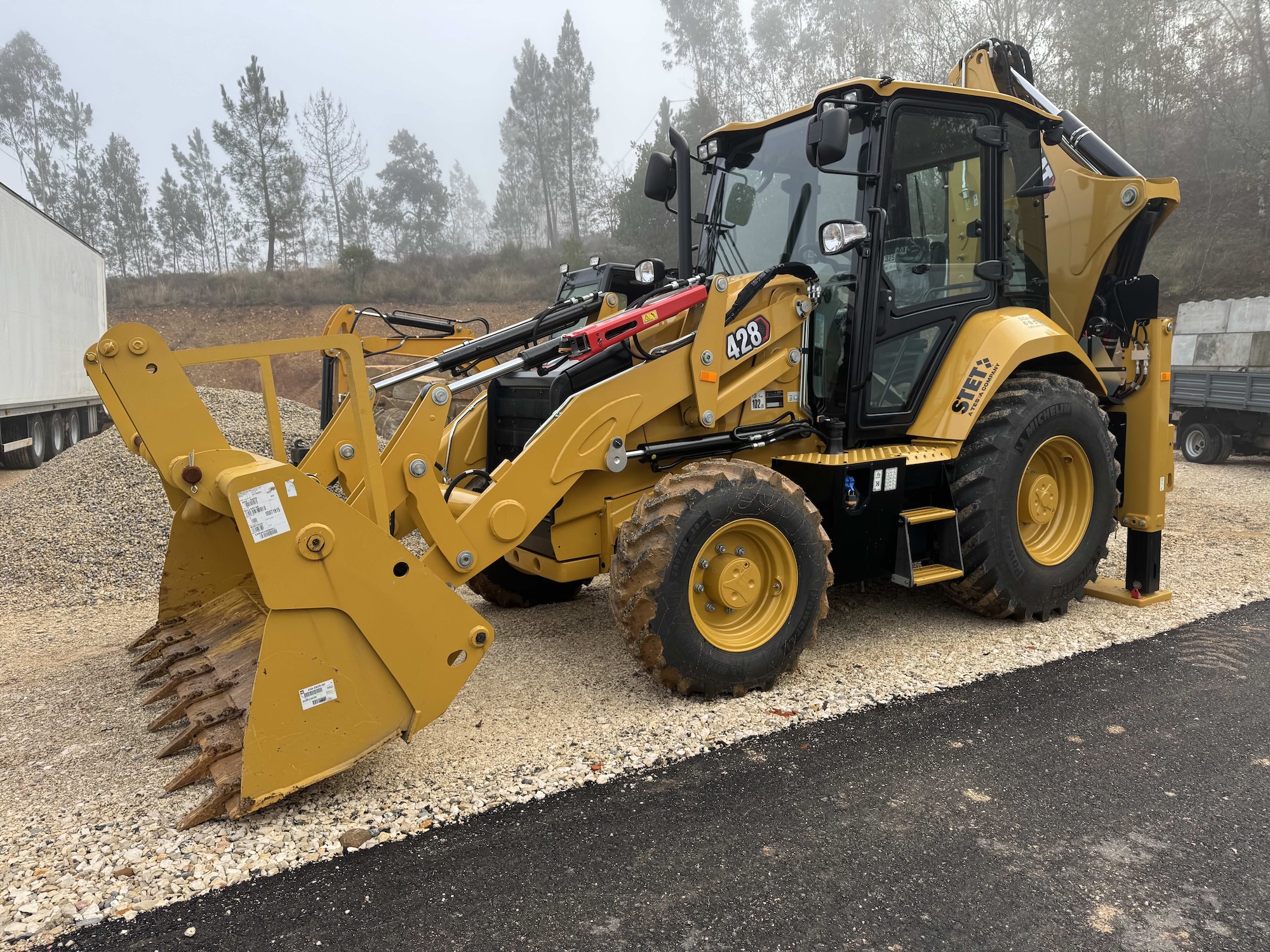 Maquinaria pesada a operar